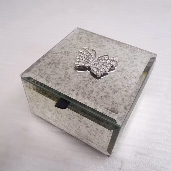 Ржавое антикварное зеркало для декоративных целей.